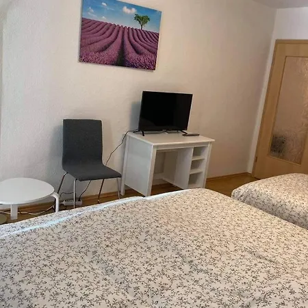 Lage In Rostock: 2-zimmerwohnung Mit Balkon Im 1.og Apartamento