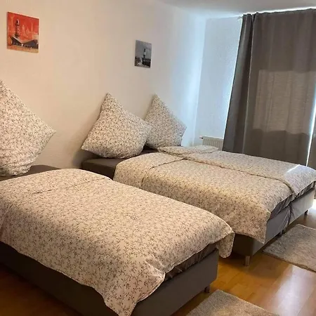 Lage In Rostock: 2-zimmerwohnung Mit Balkon Im 1.og *