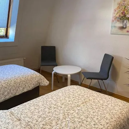 Lage In Rostock: 2-zimmerwohnung Mit Balkon Im 1.og *